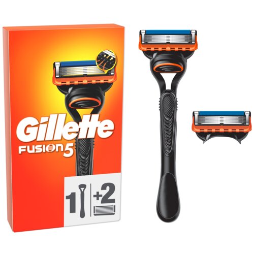 Pudełko z napisem "Gillette Fusion5" obok czarnej golarki z pomarańczowymi akcentami oraz dwoma wymiennymi ostrzami. Na pudełku widnieje symbol golarki i liczba "1+2".
