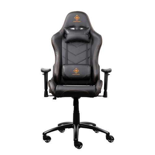 Czarny fotel gamingowy z pomarańczowymi akcentami i logo "DELTACO GAMING" na poduszce lędźwiowej oraz zagłówku. Fotel posiada regulowane podłokietniki i pięcioramienną podstawę z kółkami.