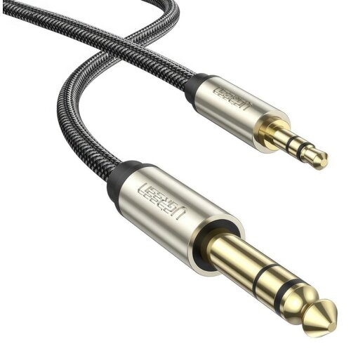 Na zdjęciu widoczny jest szary kabel z wtykami jack 3.5 mm i TRS 6.35 mm, z metalowymi końcówkami i plecionym oplotem. Na obu końcówkach znajduje się logo "UGREEN".