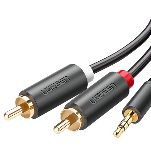 Na zdjęciu widoczny jest kabel z trzema wtykami: dwa RCA z oznaczeniami kolorystycznymi (biały i czerwony) oraz jeden Jack 3.5 mm. Na wtykach RCA znajduje się logo "UGREEN".