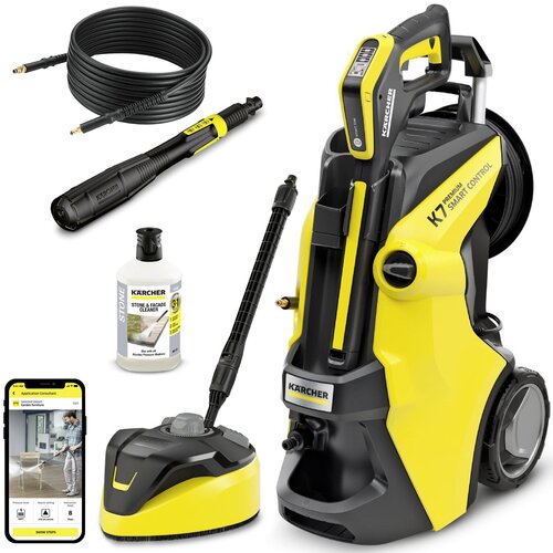 Na zdjęciu znajduje się myjka ciśnieniowa w kolorze żółto-czarnym z widocznym napisem "KARCHER K7 Premium Smart Control". Obok myjki widoczne są akcesoria: wąż, lanca, butelka z płynem czyszczącym z napisem "KARCHER Stone & Façade Cleaner", oraz urządzeni