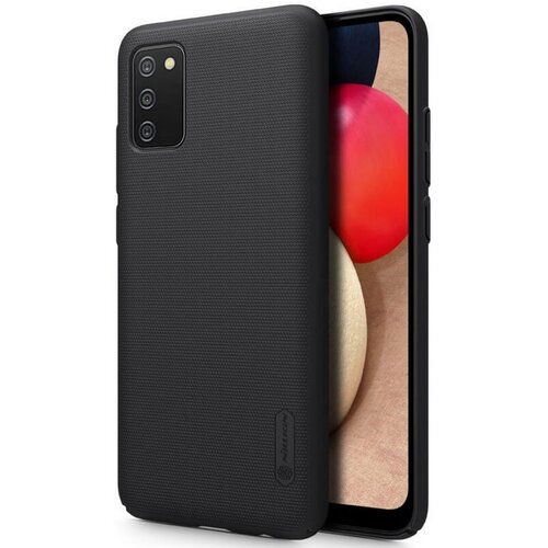 Czarne etui o teksturowanej powierzchni, zaprojektowane dla telefonu Galaxy A02S, jest widoczne na zdjęciu. Na etui znajduje się logo "Nillkin", a obok niego widać telefon z kolorowym ekranem.