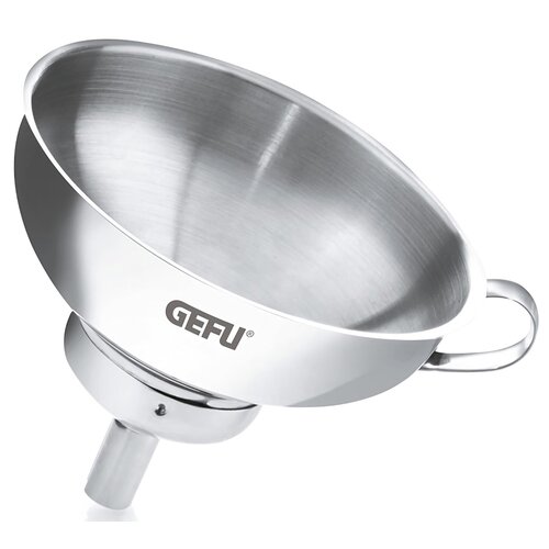Na zdjęciu widoczny jest metalowy lejek z uchwytem, wykonany ze stali nierdzewnej. Na powierzchni lejka znajduje się logo "GEFU".