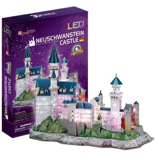 Pudełko produktu przedstawia kolorowy model zamku Neuschwanstein z napisem "NEUSCHWANSTEIN CASTLE" oraz logo "CubicFun" i "LED". Obok pudełka znajduje się złożony model zamku z widocznymi elementami oświetlenia LED, umieszczony na podstawie imitującej kra