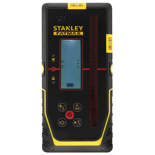 Czarny detektor cyfrowy z żółtymi akcentami, na którym widoczne jest logo "STANLEY FATMAX" oraz ekran z ikoną baterii i oznaczeniem "mm". Na urządzeniu znajdują się przyciski funkcyjne oraz poziomica.