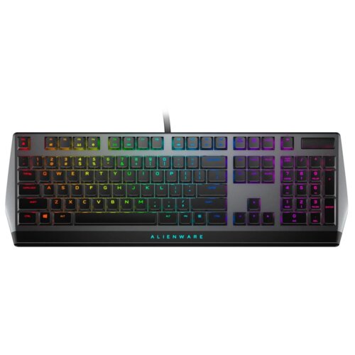 Czarna klawiatura z podświetleniem RGB, z widocznym logo "ALIENWARE" na dolnej części. Klawisze są podświetlone w różnych kolorach, tworząc efekt tęczy.