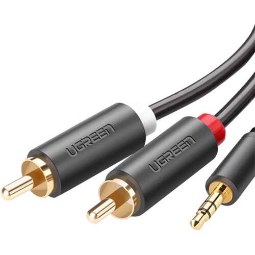 Na zdjęciu widoczny jest czarny kabel z końcówkami Jack 3.5 mm i 2x RCA, z oznaczeniem "UGREEN" na obudowach wtyczek. Wtyczki RCA mają złote końcówki, a jedna z nich jest oznaczona białym pierścieniem, druga czerwonym.