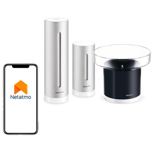 Na zdjęciu znajduje się zestaw urządzeń Netatmo, w tym trzy cylindryczne elementy oraz smartfon z logo Netatmo na ekranie. Urządzenia mają srebrne i czarne elementy, a na każdym z nich widnieje napis "Netatmo".