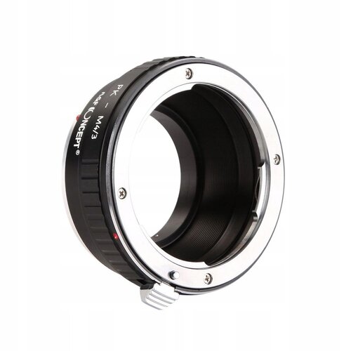 Na zdjęciu znajduje się metalowy adapter fotograficzny z widocznymi napisami "PK - M4/3" oraz "K&F CONCEPT". Adapter ma czarną obudowę z metalicznymi elementami i śrubami mocującymi.