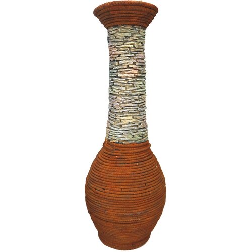 Na zdjęciu znajduje się waza ogrodowa o wysokości 77 cm, złożona z dwóch części: dolnej, wykonanej z brązowego materiału o spiralnym wzorze, oraz górnej, złożonej z ułożonych poziomo kamieni w różnych odcieniach szarości i beżu.