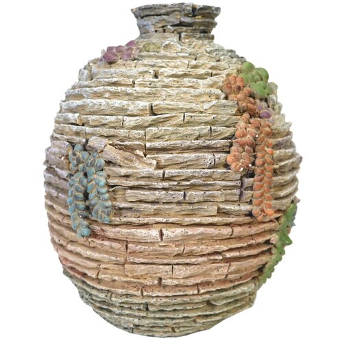 Na zdjęciu znajduje się waza ogrodowa o wymiarach 30 x 30 x 36 cm, wykonana z materiału imitującego warstwowe ułożenie kamieni, z ozdobnymi elementami przypominającymi kolorowe rośliny. Waza ma naturalne odcienie beżu, brązu i zieleni, z dodatkiem niebies