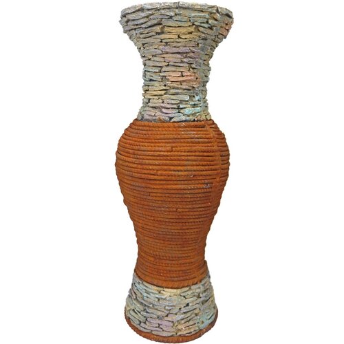 Na zdjęciu znajduje się waza ogrodowa o wymiarach 23,5 x 23 x 63,5 cm, wykonana z materiału przypominającego kamień i sznur, z widocznymi poziomymi warstwami. Waza ma kształt zwężający się ku środkowi, z górną i dolną częścią wykonaną z kamienia, a środko