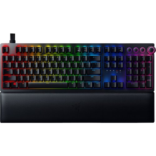 Klawiatura mechaniczna z podświetleniem RGB, posiada pełny układ klawiszy z dodatkowymi przyciskami multimedialnymi oraz pokrętłem w prawym górnym rogu. Na dolnej części widoczna jest podpórka na nadgarstki z logo producenta.
