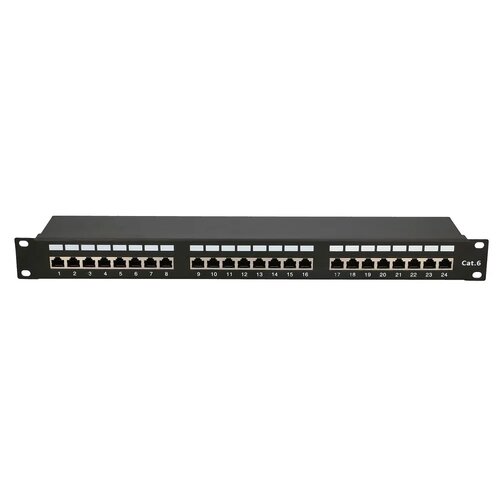 Na zdjęciu znajduje się czarny patch panel z 24 portami oznaczonymi numerami od 1 do 24. Po prawej stronie widoczny jest napis "Cat.6".
