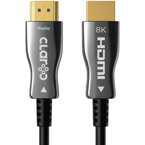 Na zdjęciu widoczne są dwa złącza kabla HDMI z metalicznymi końcówkami, na których znajdują się napisy: "Display Claro" oraz "8K HDMI". Oba złącza mają złote styki i czarne obudowy z białymi strzałkami wskazującymi kierunek.