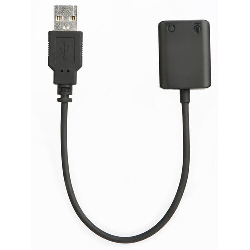 Czarny adapter audio z wtyczką USB-A połączoną kablem z prostokątnym modułem, na którym znajdują się dwa gniazda jack 3.5 mm. Na wtyczce USB widoczny jest symbol USB.