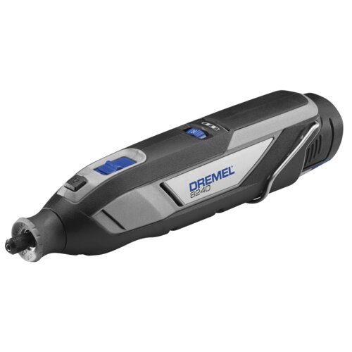 Na zdjęciu znajduje się narzędzie wielofunkcyjne z widocznym napisem "DREMEL 8240" na obudowie. Urządzenie ma ergonomiczny kształt z czarnymi i szarymi elementami oraz niebieskim przyciskiem.