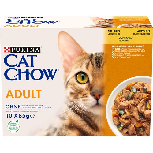 Opakowanie karmy dla kota marki Purina Cat Chow Adult z kurczakiem i cukinią, zawiera zdjęcie kota oraz miski z kawałkami karmy. Na opakowaniu widnieje tekst informujący o braku sztucznych aromatów, konserwantów i barwników, a także o naturalnych składnik