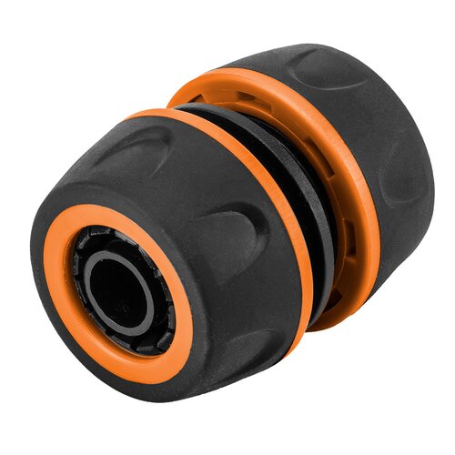 Czarny reparator z pomarańczowymi akcentami, wykonany z tworzywa sztucznego, o cylindrycznym kształcie z widocznymi rowkami i złączem. Produkt przeznaczony do naprawy węży ogrodowych o średnicy 1/2 cala.