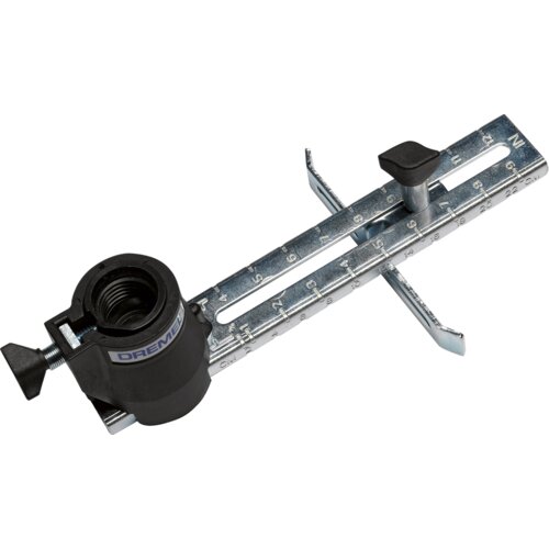 Na zdjęciu znajduje się metalowa przystawka do cięcia z oznaczeniami liczbowymi od 1 do 10 oraz napisem "DREMEL" na czarnej części. Produkt posiada regulowany mechanizm z pokrętłem.