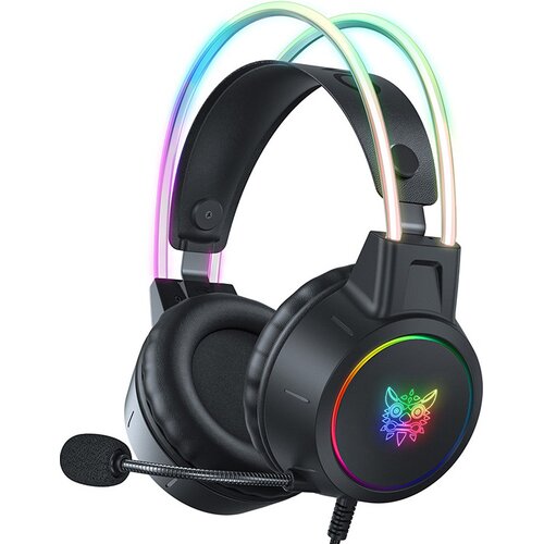 Czarne słuchawki nauszne z mikrofonem, ozdobione podświetleniem RGB na pałąku i nausznikach. Na zewnętrznej stronie nausznika widoczne jest kolorowe logo w kształcie geometrycznego wzoru.