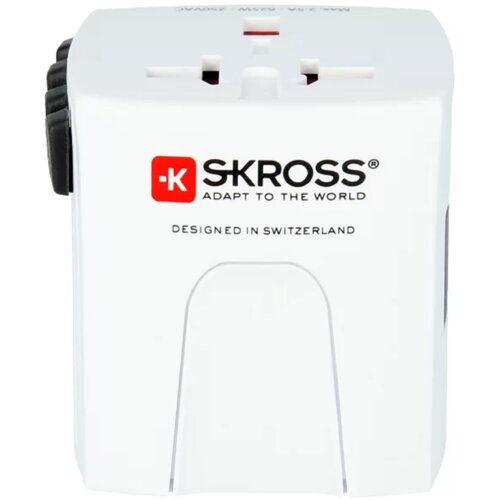 Biały adapter podróżny z widocznym logo "SKROSS" oraz napisem "ADAPT TO THE WORLD" i "DESIGNED IN SWITZERLAND". Adapter ma uniwersalne gniazdo na wtyczki oraz czarne elementy po bokach.
