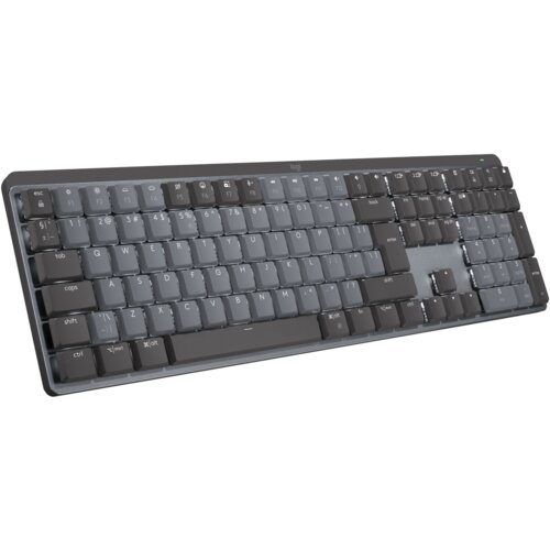 Na zdjęciu znajduje się klawiatura mechaniczna z układem QWERTY, posiadająca ciemnoszare klawisze z białymi oznaczeniami liter i symboli. Na górnej krawędzi widoczne jest logo "logi".
