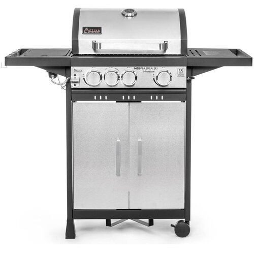 Srebrny grill gazowy z czterema pokrętłami, oznaczony jako "NEBRASKA 3.1 Premium", posiada dwie boczne półki i dolną szafkę z dwoma drzwiami. Na pokrywie widoczne jest logo "ACTIVA".