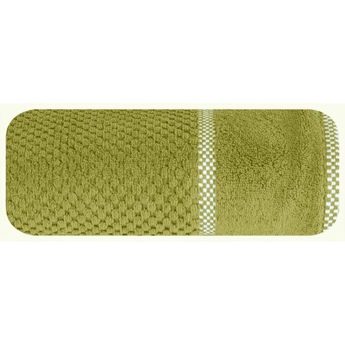 Oliwkowy ręcznik o wymiarach 70 x 140 cm z widocznym wzorem w postaci drobnych wypukłości oraz gładkim pasem z dekoracyjnym, kratkowanym brzegiem. Produkt jest zwinięty w rolkę, ukazując teksturę materiału.