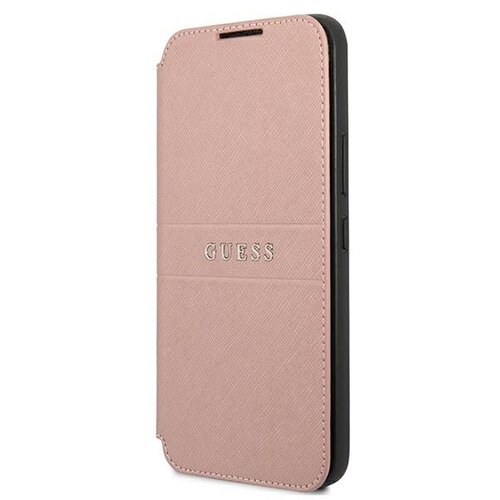 Różowe etui do telefonu z fakturą saffiano, przeznaczone dla modelu Samsung Galaxy S22+ 5G. Na przedniej stronie etui widnieje srebrny napis "GUESS".