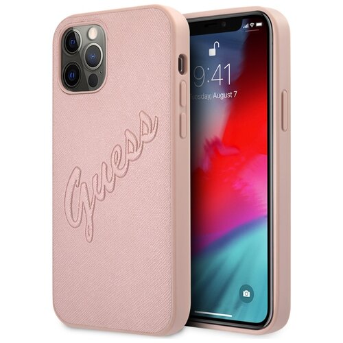 Różowe etui na telefon z teksturą saffiano, z wyraźnym napisem "Guess" wytłoczonym na powierzchni. Obok etui widoczny jest telefon z ekranem blokady, na którym wyświetlana jest godzina 9:41 oraz data "Tuesday, August 7".