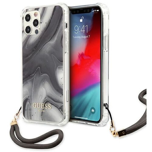 Etui na telefon z kolekcji Marble Collection marki Guess, przeznaczone dla Apple iPhone 12 Pro Max, ma szary, marmurkowy wzór. Na etui widnieje złoty napis "GUESS EST 1981", a dołączony jest czarny pasek z metalowymi zapięciami.