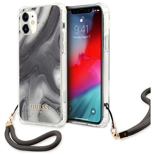 Na zdjęciu widoczne jest etui na telefon z kolekcji Marble, w szarym kolorze, z marmurkowym wzorem. Na etui znajduje się złoty napis "GUESS EST 1981", a do etui przymocowany jest ciemny pasek z metalowymi zapięciami.