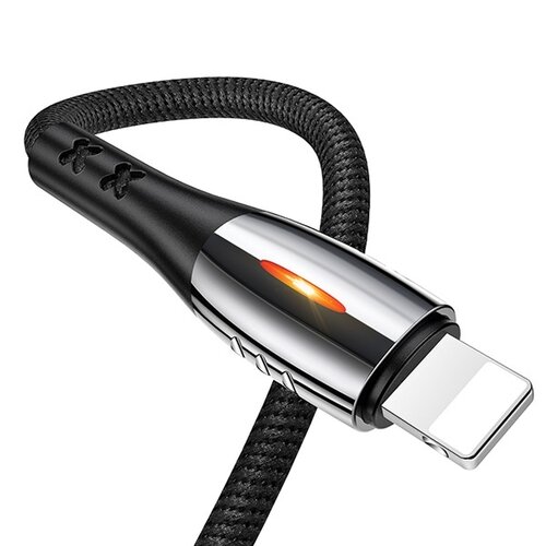 Czarny kabel USB-Lightning z plecionym oplotem, zakończony metaliczną wtyczką z podświetleniem w kształcie pomarańczowego paska. Na czarnej części wtyczki widoczne są dwa wytłoczone symbole "X".
