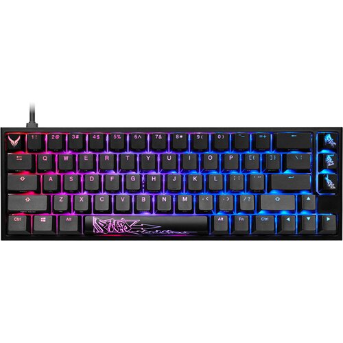 Czarna klawiatura mechaniczna z podświetleniem RGB, na której widoczne są klawisze z białymi oznaczeniami liter i symboli. Na spacji znajduje się biały, stylizowany napis, a w lewym górnym rogu widoczne jest logo.