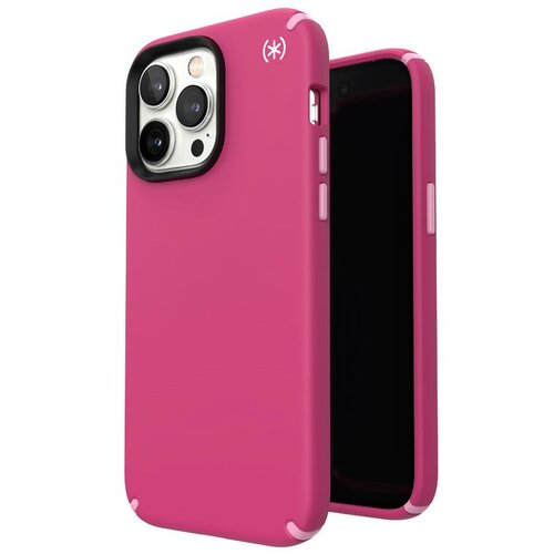 Różowe etui na telefon z widocznym logo w postaci dwóch przecinających się łuków. Etui jest przeznaczone do modelu Apple iPhone 14 Pro Max i posiada wycięcia na aparat oraz przyciski.
