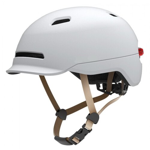 Biały kask z wbudowaną lampką, posiada otwory wentylacyjne i regulowane paski w kolorze beżowym. Kask ma aerodynamiczny kształt z daszkiem i czerwonym światłem z tyłu.