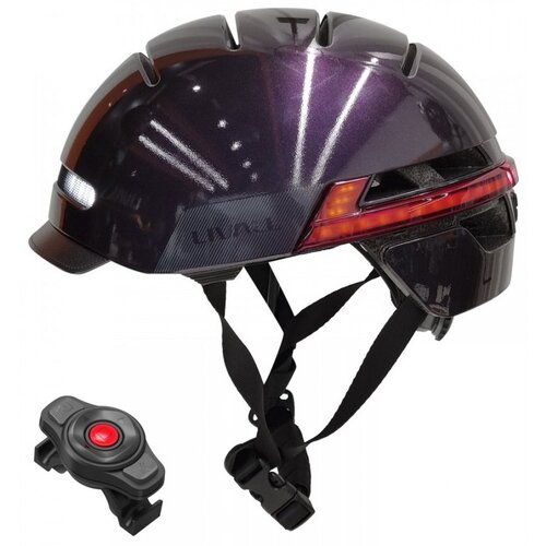 Fioletowy kask rowerowy z lampką, oznaczony napisem "LIVALL", posiada regulowane paski i widoczne otwory wentylacyjne. Obok kasku znajduje się czarny pilot z czerwonym przyciskiem.