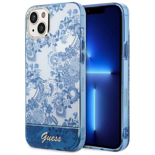 Etui na telefon w kolorze niebieskim z ozdobnym wzorem przypominającym porcelanę, z widocznym logo "Guess" na dole. Obok etui znajduje się telefon z wyświetlaczem emitującym niebieskie światło.