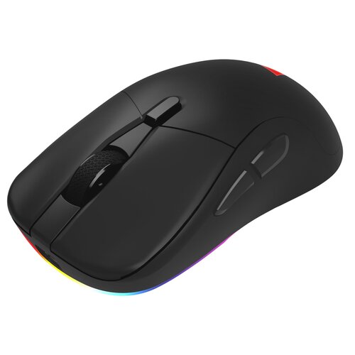 Czarna mysz komputerowa o ergonomicznym kształcie, wyposażona w podświetlenie RGB na dolnej krawędzi. Na powierzchni myszy znajdują się dwa przyciski główne, rolka przewijania oraz dodatkowe przyciski boczne.