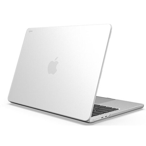 Przezroczyste etui na laptopa jest zamontowane na otwartym laptopie, na którym widoczne jest logo w kształcie jabłka. W lewym górnym rogu etui znajduje się napis "MOSHI".