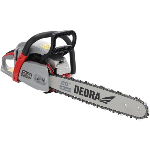 Na zdjęciu znajduje się piła spalinowa z widocznym napisem "DEDRA" na prowadnicy oraz oznaczeniem "20'' 500mm". Piła ma czarno-szaro-czerwoną kolorystykę, a na obudowie widoczne są dodatkowe oznaczenia i etykiety.