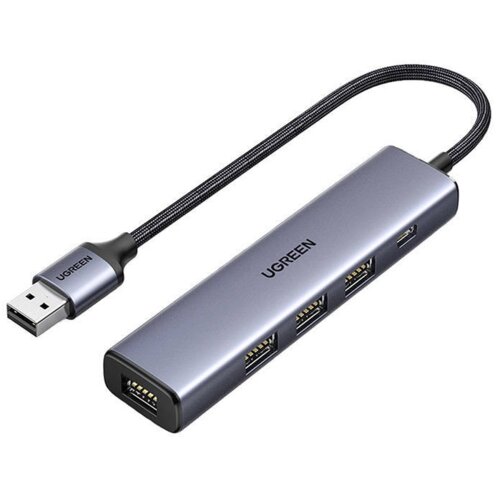 Na zdjęciu znajduje się adapter USB w kolorze szarym z czterema portami USB i jednym portem micro USB, z logo "UGREEN" na górnej powierzchni. Adapter jest połączony z kablem USB, który ma plecioną osłonę.