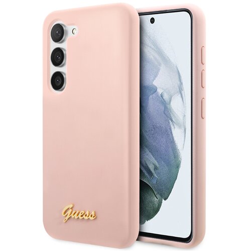 Na zdjęciu widoczne jest różowe etui na telefon z trzema otworami na aparaty oraz przyciskami bocznymi. Na dolnej części etui znajduje się złote logo z napisem "Guess".