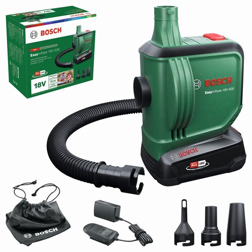 Na zdjęciu znajduje się zielona pompka akumulatorowa z wężem, oznaczona logo "BOSCH" i napisem "EasyInflate 18V-500", obok której widoczne są akcesoria: torba z logo BOSCH, ładowarka oraz trzy różne końcówki. W tle znajduje się opakowanie produktu z grafi
