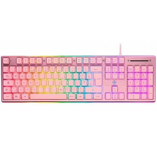 Na zdjęciu znajduje się klawiatura z podświetleniem RGB, z różnokolorowymi efektami świetlnymi widocznymi na klawiszach. Klawiatura ma różową obudowę i standardowy układ klawiszy, w tym sekcję numeryczną.