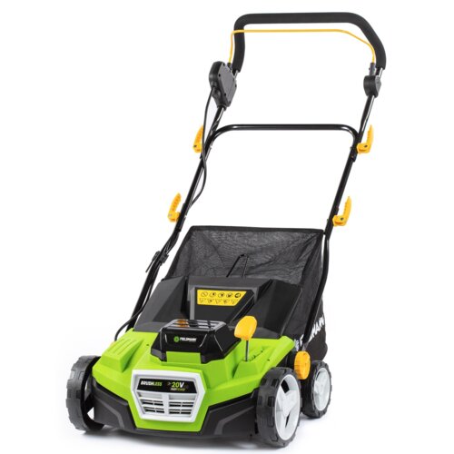 Na zdjęciu znajduje się zielono-czarny wertykulator akumulatorowy z czterema kołami i uchwytem, na którym widoczne są żółte elementy. Na urządzeniu znajduje się logo "FIELDMANN" oraz napis "BRUSHLESS 20V".