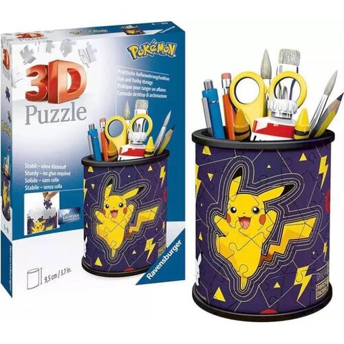 Na zdjęciu znajduje się opakowanie oraz złożony produkt "Puzzle 3D RAVENSBURGER Pokemon Pikachu Przybornik 11257 (54 elementy)". Opakowanie przedstawia grafikę z napisem "3D Puzzle" oraz logo "Ravensburger", a na przyborniku widoczny jest wizerunek Pikach