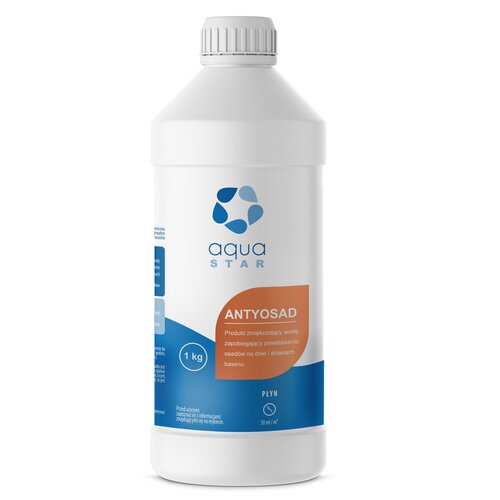 Biała butelka z niebiesko-pomarańczową etykietą, na której widnieje logo "aqua STAR" oraz napis "ANTYOSAD Produkt zmiękczający wodę, zapobiegający powstawaniu osadów na dnie i ścianach basenu". Pojemność produktu to 1 kg, a poniżej znajduje się informacja