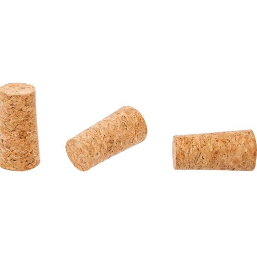 Trzy korki do butelek wykonane z naturalnego korka, ułożone w różnych pozycjach na białym tle. Każdy korek ma cylindryczny kształt z lekko stożkowymi końcami.